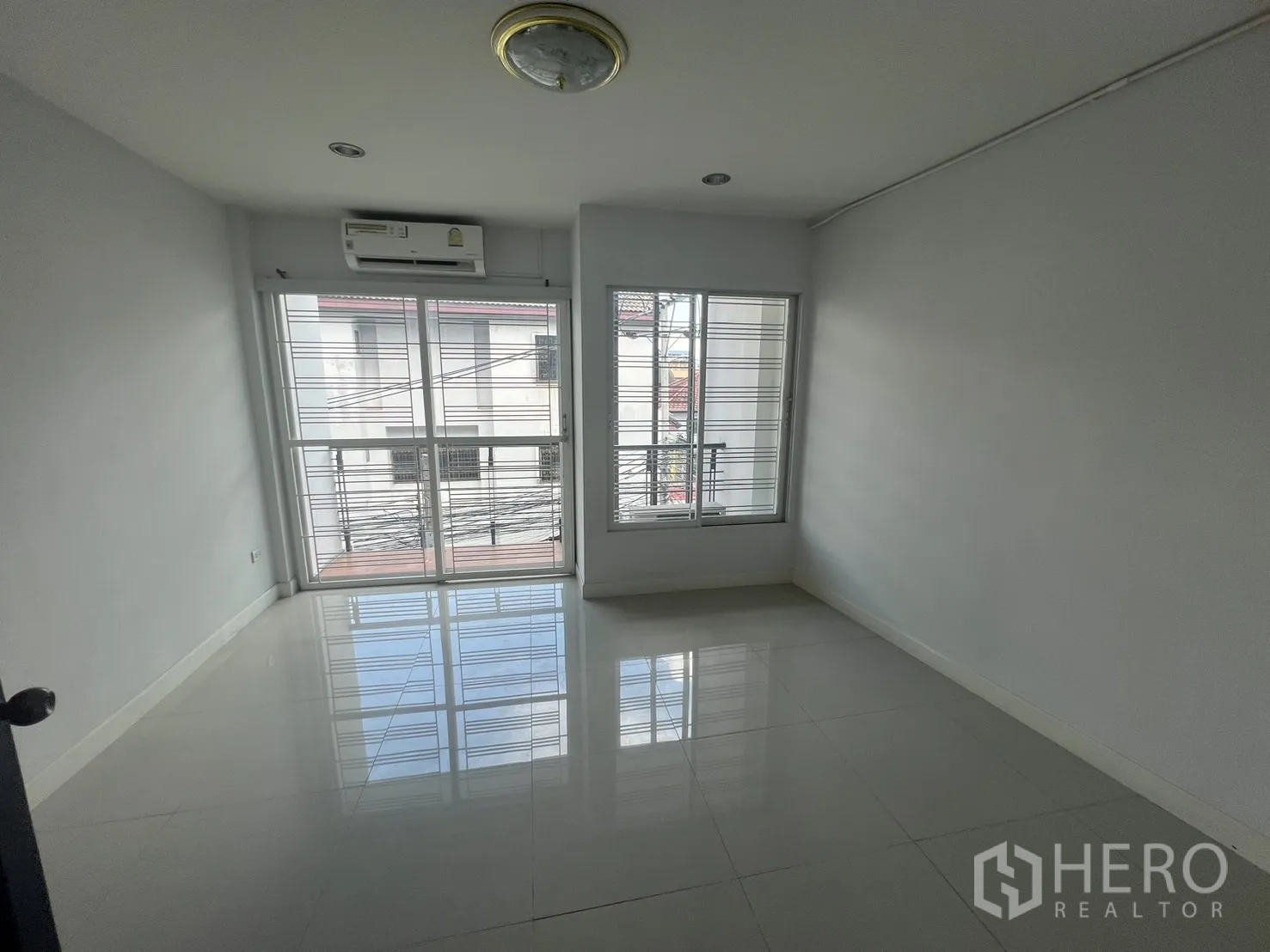 带办公室的家 出租在Khlong Toei, Bangkok - 卧室带阳台推拉门与空调，自然采光充足。