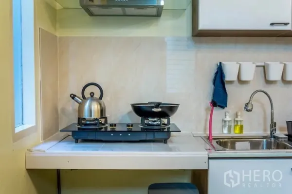 Home Office for rent in Suan Luang, Bangkok - Close-up of gas hob beside sink and backsplash in the kitchen.