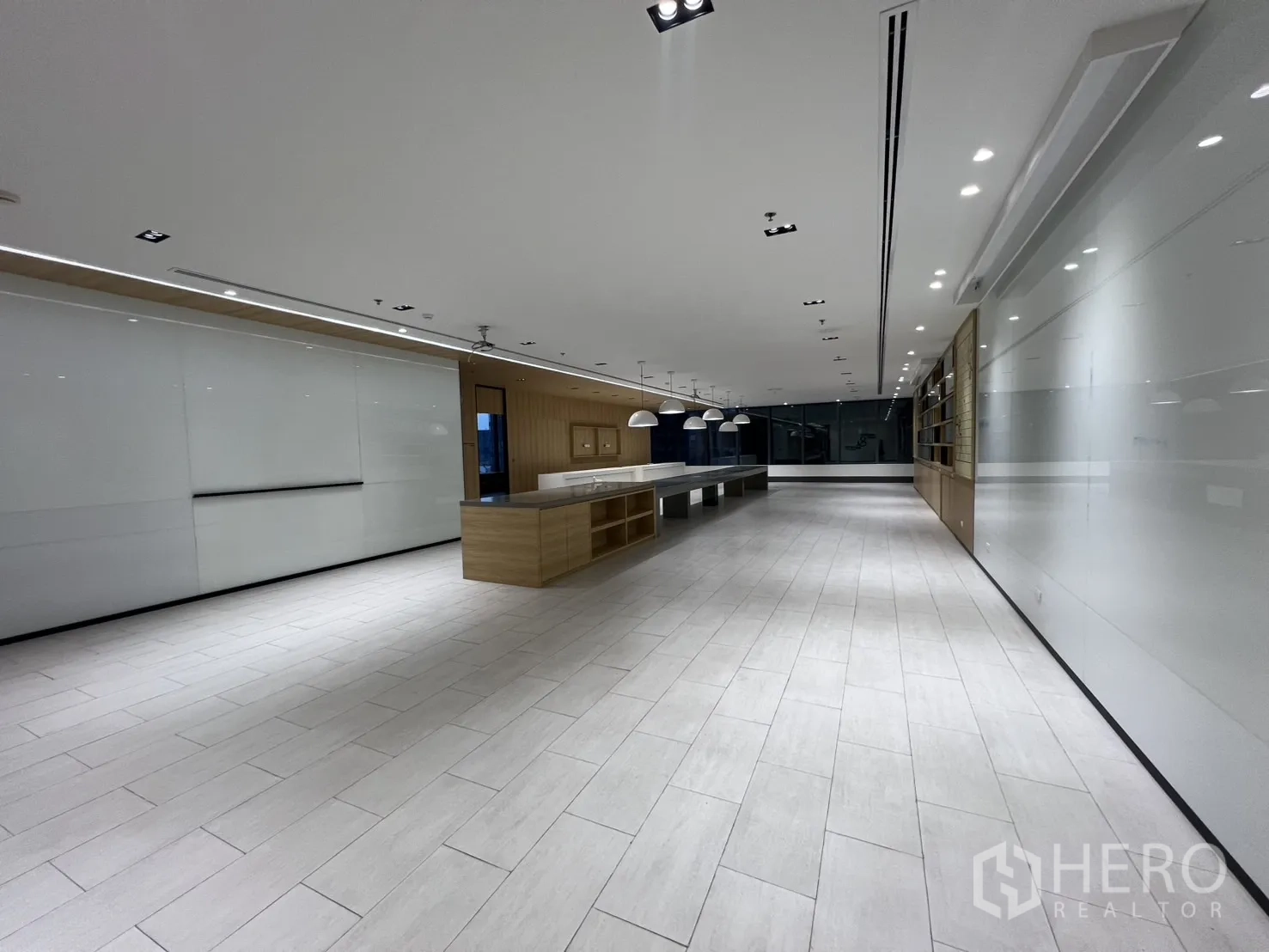 办公空间 出租在Huai Khwang, Bangkok - 大型茶歇协作区，长岛台、圆顶吊灯与白色地砖。