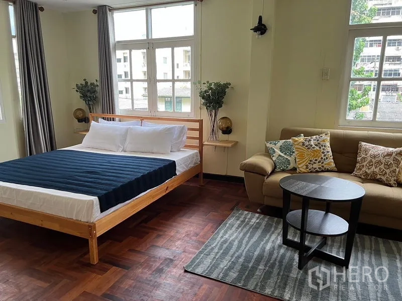 带办公室的家 出租在Suan Luang, Bangkok - 大开间卧室，配床、沙发与圆形茶几