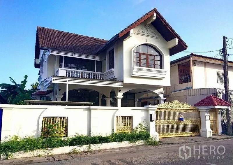 บ้าน ให้เช่าในKhlong Toei, Bangkok - บ้านเดี่ยว 2 ชั้นทรงหลังคาจั่ว สีขาว พร้อมประตูรั้วสีทองและกำแพงรอบ ใกล้บีทีเอสอ่อนนุช