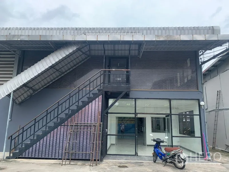 Warehouse for rent in Suan Luang, Bangkok - Front elevation showing glass-fronted office and loading access