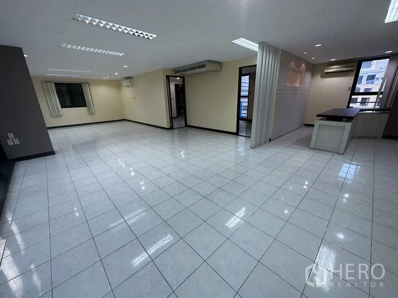 办公空间 出租在Bang Rak, Bangkok - 宽敞开放式办公区，瓷砖地坪、吊顶照明，并设分隔房间。