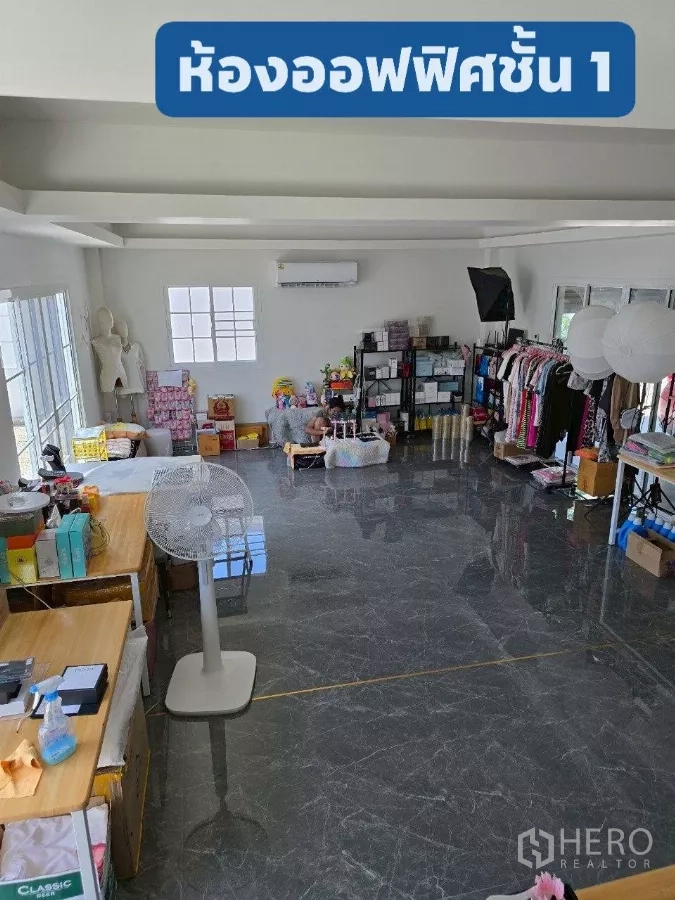 Warehouse for rent or sale in Khlong Toei, Bangkok - Ground-floor office with air-conditioning and glossy tiled floor.