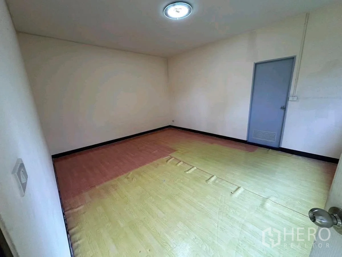 Warehouse for rent in Lat Phrao, Bangkok - Compact office with vinyl wood flooring and a window.
