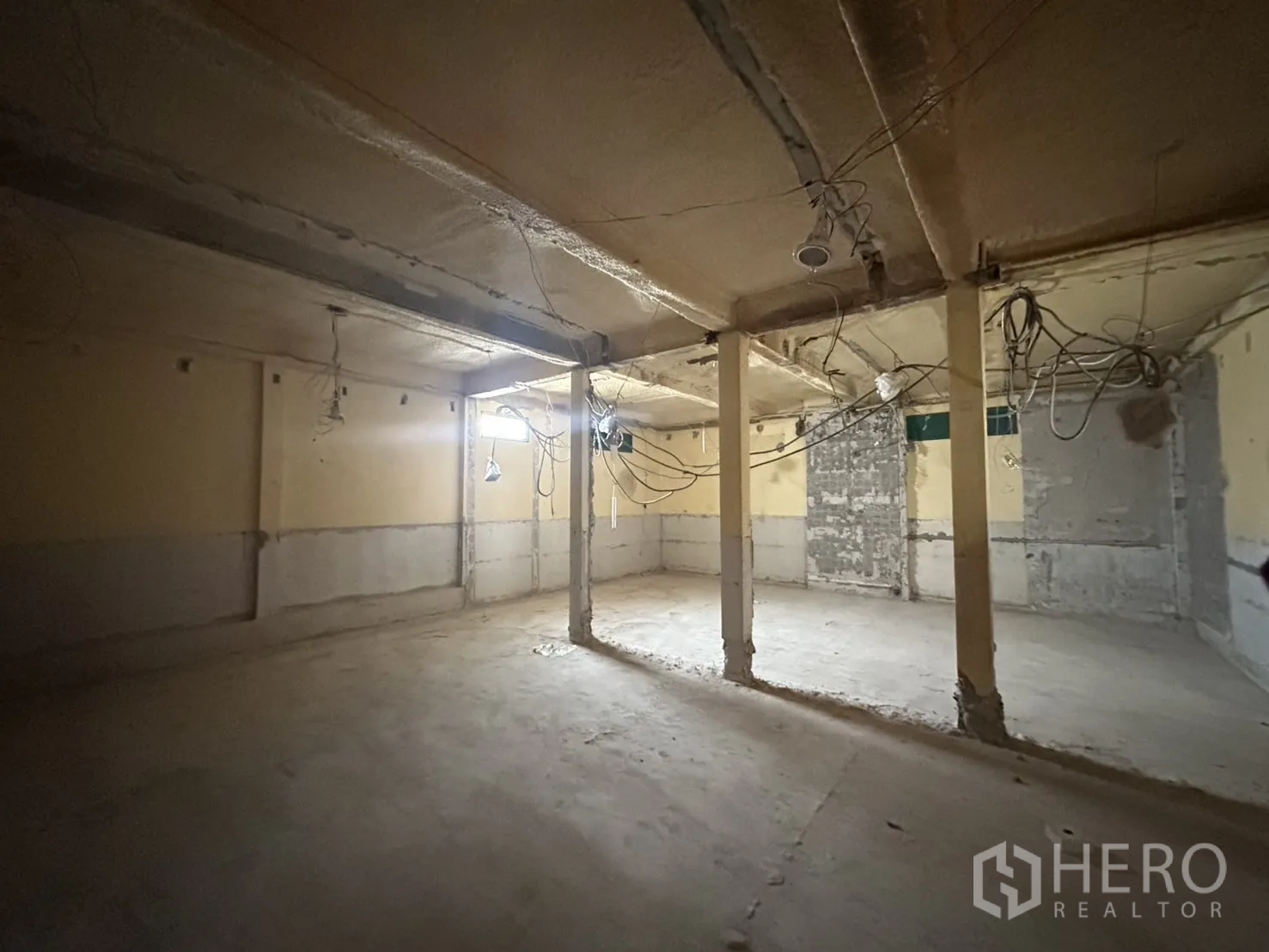 Retail Space for rent in Bang Rak, Bangkok - Open layout space with support columns and ceiling conduits throughout.