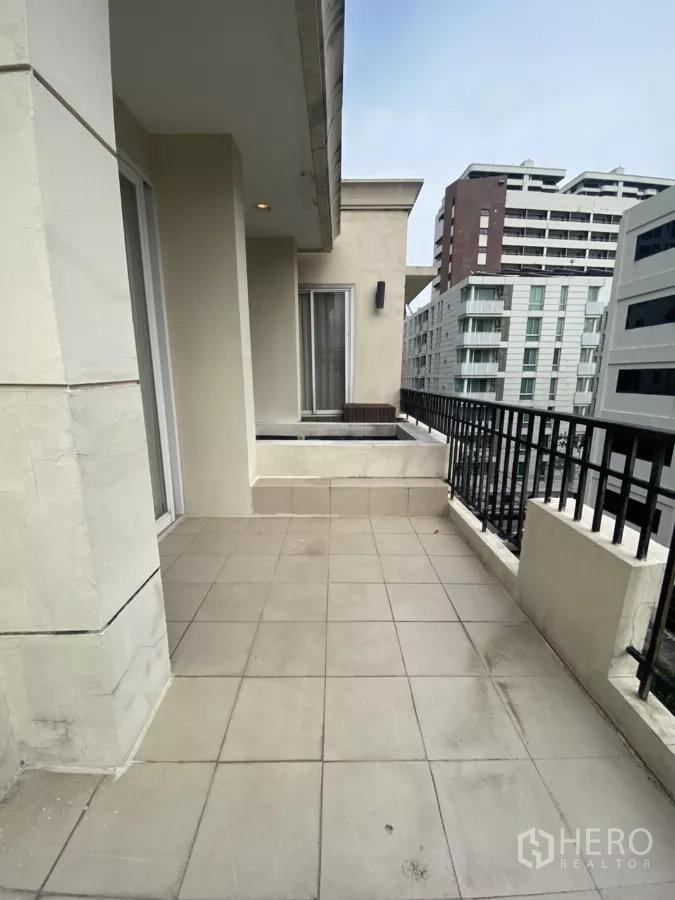 Condominium for rent in Watthana, Bangkok - Spacious tiled balcony with metal railing overlooking the Sukhumvit neighborhood.