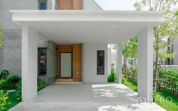 Detached House for sale in Lam Luk Ka, Pathum Thani - Spacious two-car covered carport beside the main door.