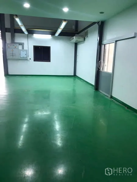 Factory for rent in Bang Phli, Samut Prakan - Warehouse bay within a covered complex showing wide driveway and unit facade.