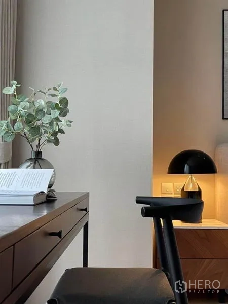 Condominium for rent or sale in Khlong Toei, Bangkok - Detail of compact home office corner beside bedside table and modern lamp.