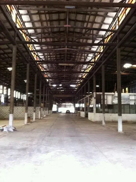 工厂 出租在Khlong San, Bangkok - 仓库大厅中央长通道，钢桁架屋顶与多根立柱