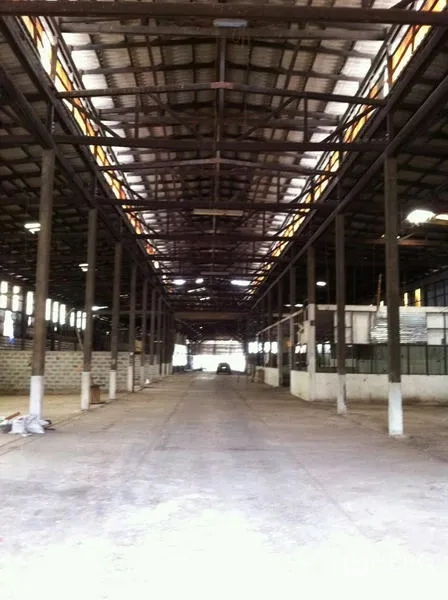 工厂 出租在Khlong San, Bangkok - 仓库大厅中央长通道，钢桁架屋顶与多根立柱