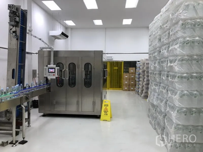 Factory for rent or sale in Wang Noi, Phra Nakhon Si Ayutthaya - Cleanroom bottling line featuring stainless machinery and conveyor system.