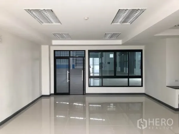工厂 出租在Samut Prakan - 宽敞办公室，嵌灯天花，玻璃隔断连接生产区。