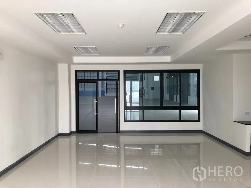 工厂 出租在Samut Prakan - 宽敞办公室，嵌灯天花，玻璃隔断连接生产区。