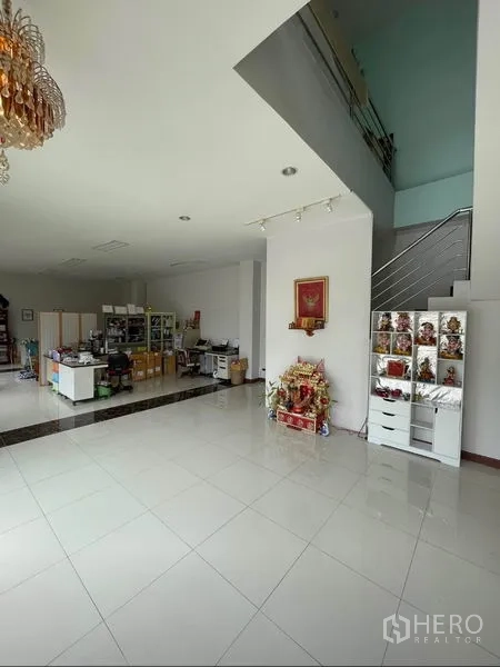 Warehouse for sale in Mueang Samut Sakhon, Samut Sakhon - Spacious office lobby with tiled floors, staircase, and workstations inside the warehouse building.