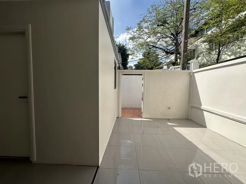 联排别墅 出租在Watthana, Bangkok - 私密后院，围墙高门