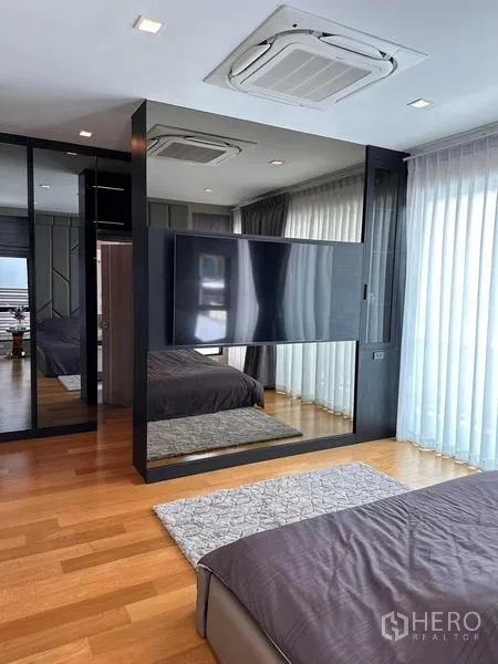 บ้าน ให้เช่าในPrawet, Bangkok - ห้องนอนสไตล์โมเดิร์น ผนังกั้นทีวีแบบกระจก ตู้เสื้อผ้า และพื้นไม้