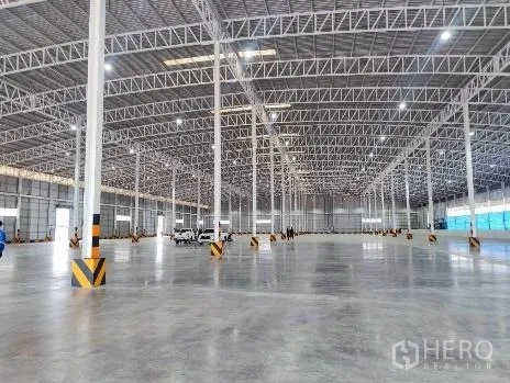 工厂 for rent in Si Racha, Chon Buri - 开阔生产空间，钢柱林立，地面平整光滑。