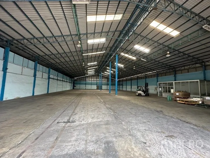 Warehouse for rent in Bang Pa-in, Phra Nakhon Si Ayutthaya - Vast warehouse interior with high steel trusses, skylights and concrete floor.