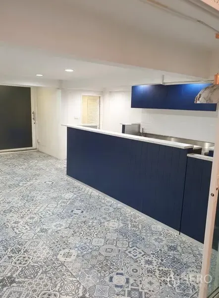 Retail Space for rent in Bang Rak, Bangkok - Service counter with navy cabinetry and white subway-tile backsplash inside the retail unit.