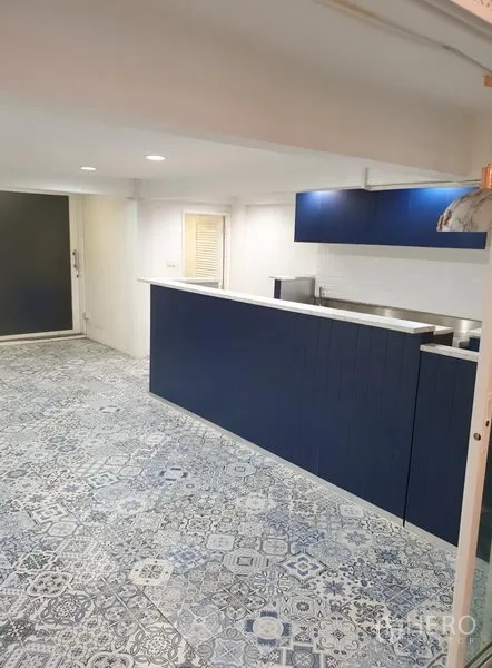 Retail Space for rent in Bang Rak, Bangkok - Service counter with navy cabinetry and white subway-tile backsplash inside the retail unit.