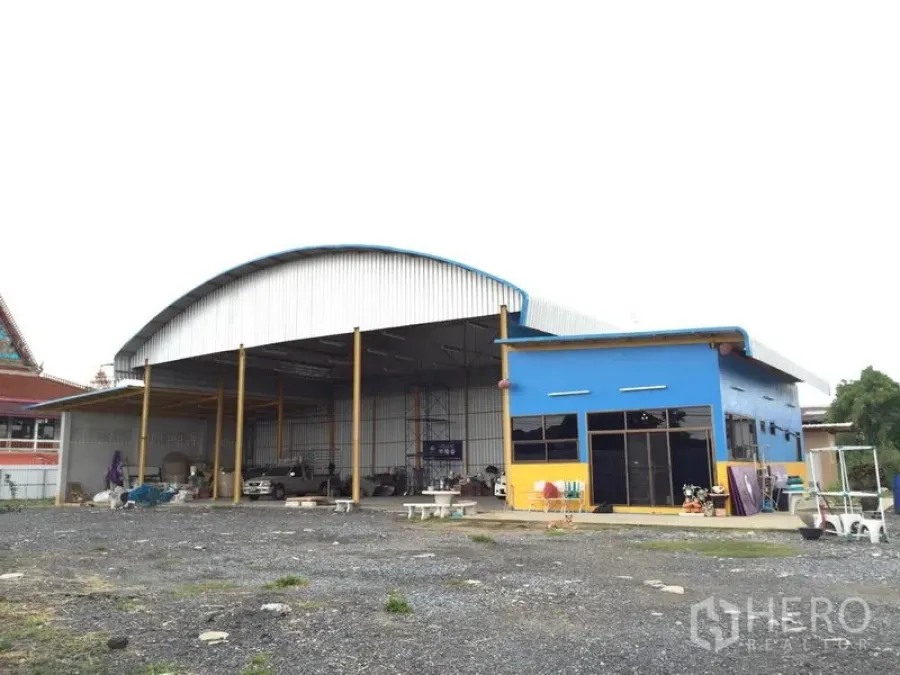 货栈 出租在Mueang Pathum Thani, Pathum Thani - 钢结构仓库正面，高拱形屋顶，旁侧带玻璃立面的办公室。