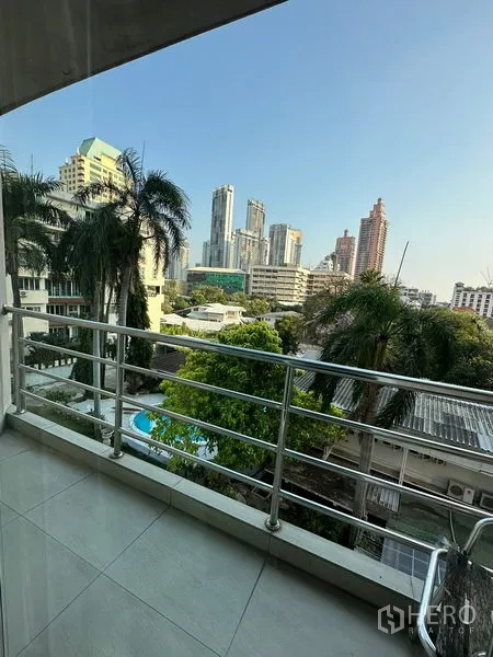 房间 出租在Khlong Toei, Bangkok - 阳台眺望棕榈与素坤逸天际线。