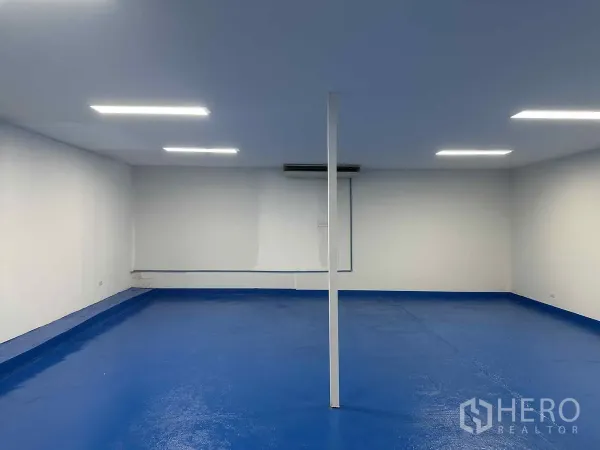 货栈 出租在Pak Kret, Nonthaburi - 洁净生产间，蓝色环氧地坪、LED照明与壁挂空调。
