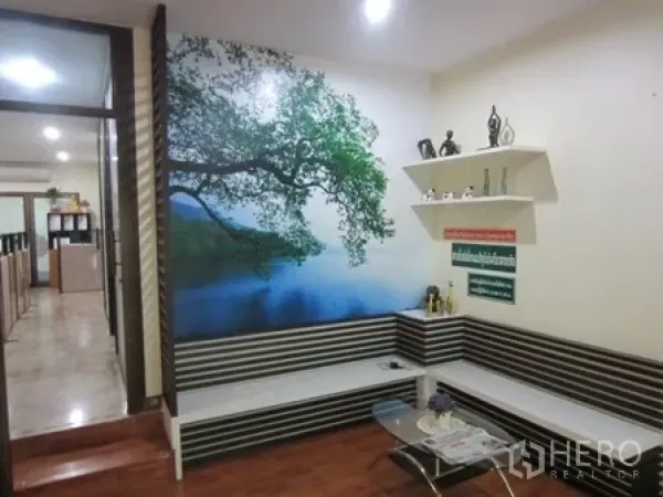 带办公室的家 出租或出售在Wang Thonglang, Bangkok - 休闲角，墙面风景壁画与内置长椅和置物架。