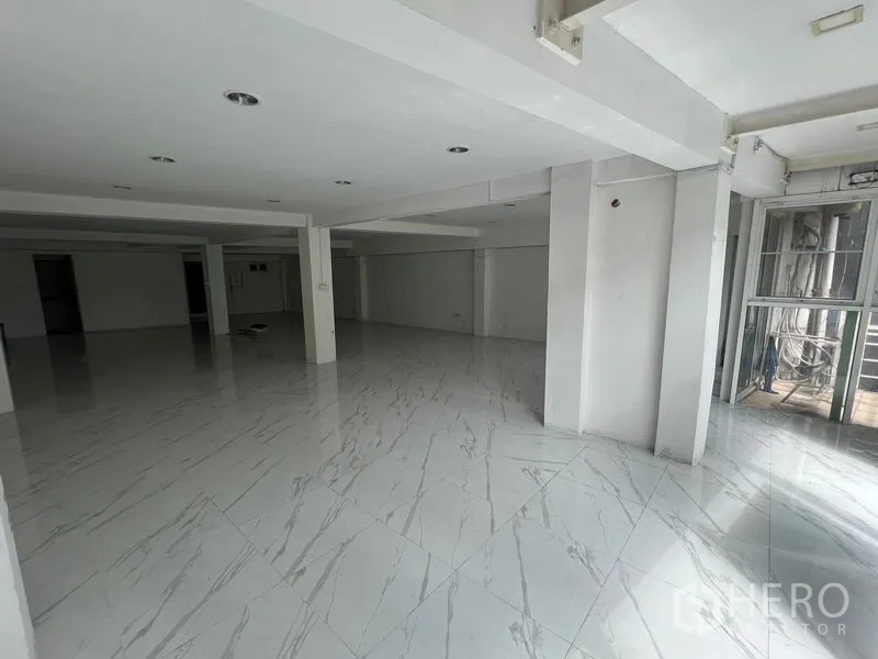 Retail Space for rent in Khlong Toei, Bangkok - Spacious retail floor with support columns and polished marble-effect tiling ready for fit-out.