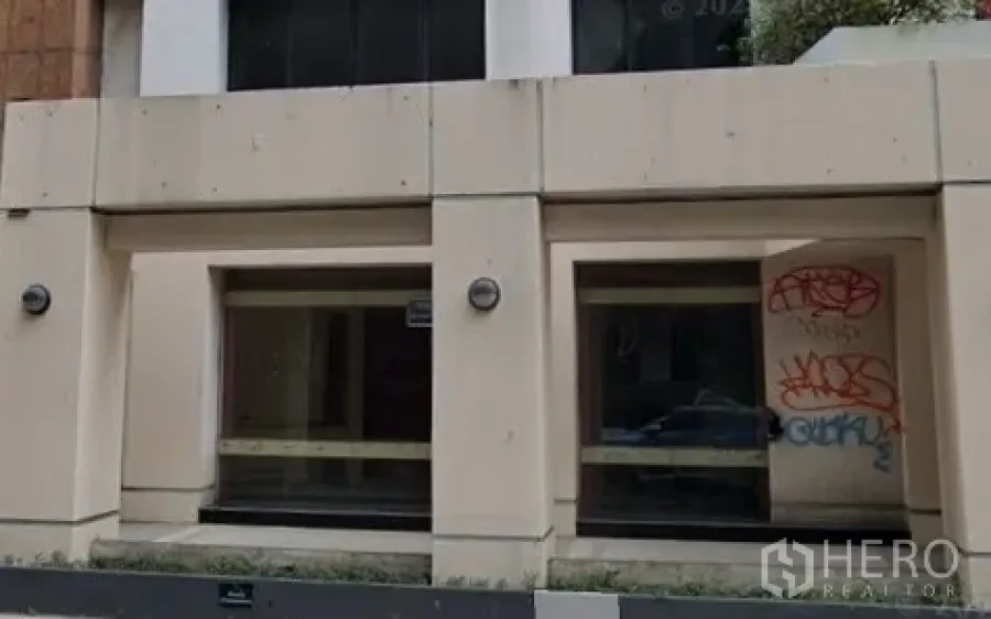 Retail Space for rent in Khlong Toei, Bangkok - Street-level retail facade with wide display windows and light-colored panels in Khlong Toei.