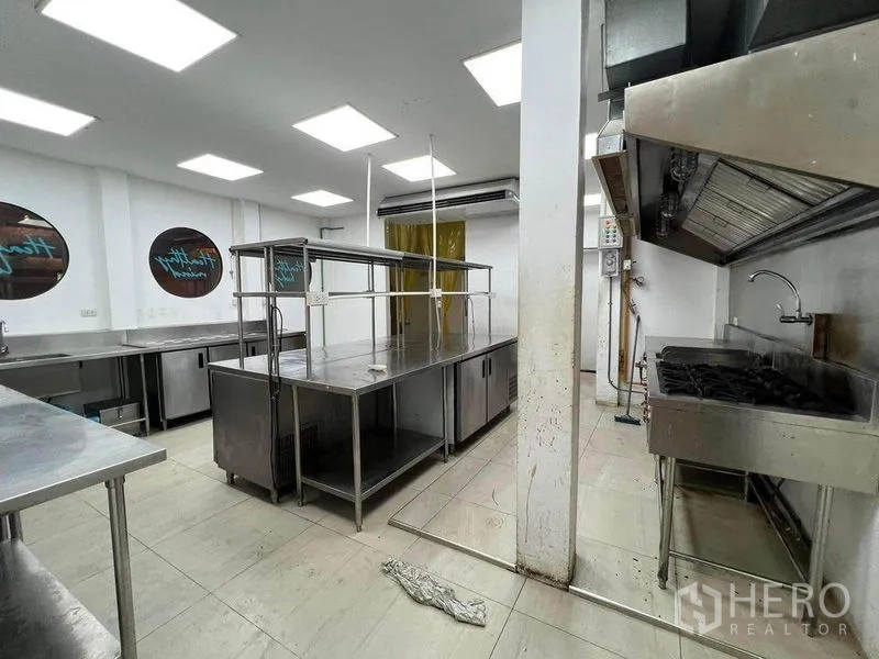 Retail Space for rent in Phaya Thai, Bangkok - Commercial stainless-steel kitchen with prep tables and bright lighting.