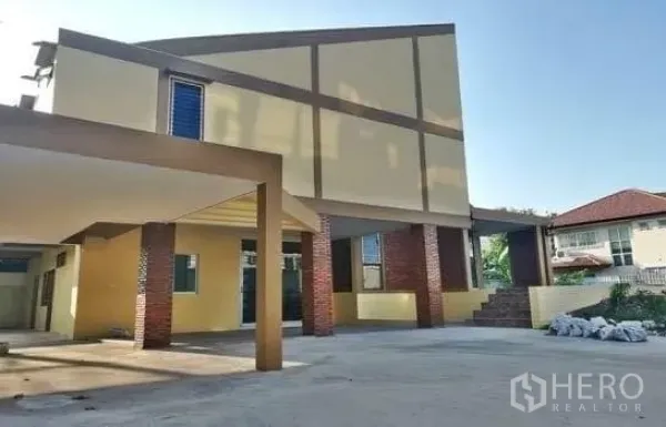 Home Office for rent in Chatuchak, Bangkok - Modern detached home office with angular facade, carport and a wide concrete driveway.