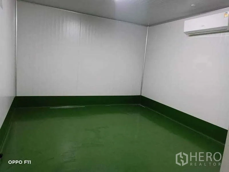 Warehouse for rent or sale in Mueang Samut Sakhon, Samut Sakhon - Air-conditioned clean room with white insulated walls and green epoxy floor.