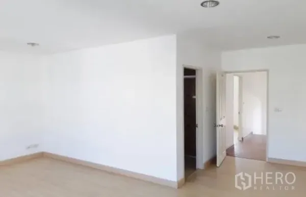 Home Office for rent in Wang Thonglang, Bangkok - Bright unfurnished room with white walls, light wood flooring, and doorways to adjoining rooms.