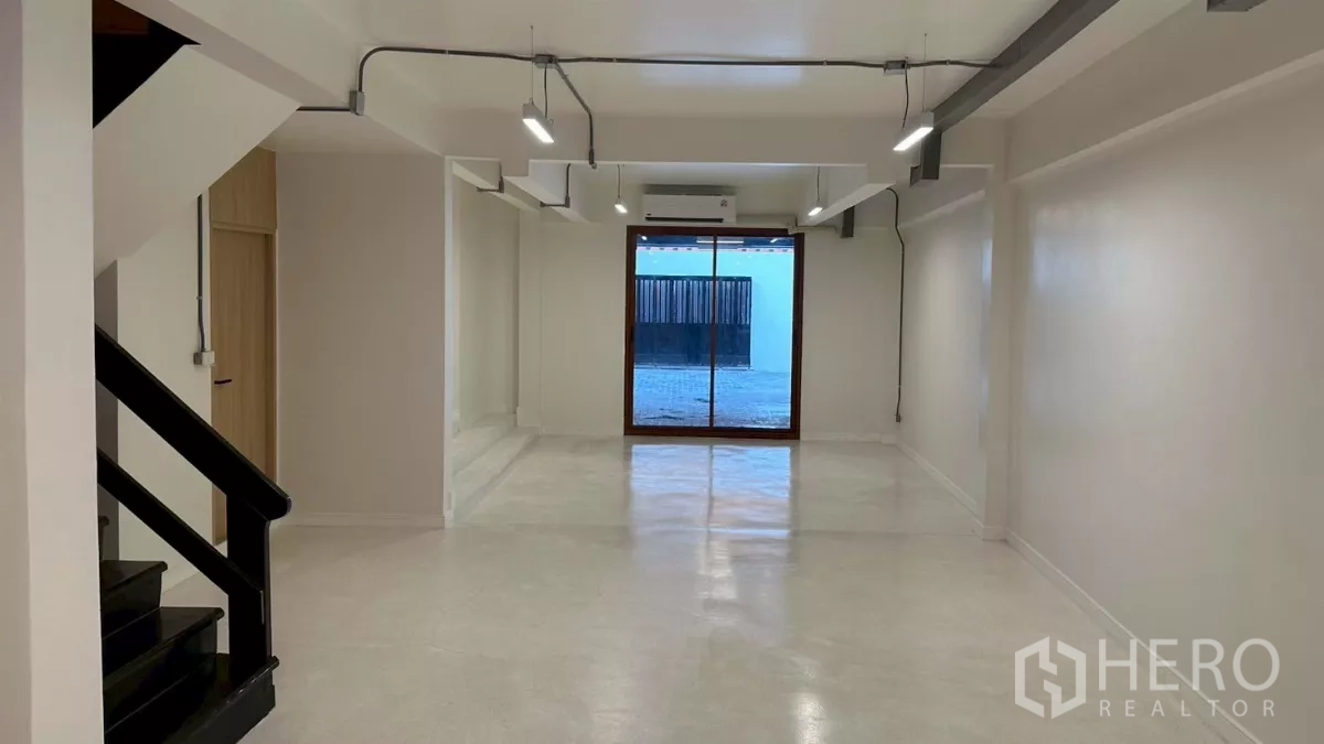 带办公室的家 出租在Watthana, Bangkok - 纵深办公空间，推拉门通向后方庭院。