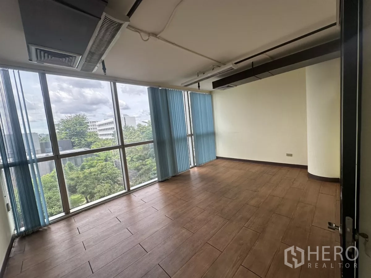 货栈 出租 - 明亮的独立房间，落地窗配百叶帘，俯瞰树梢与城市景观。