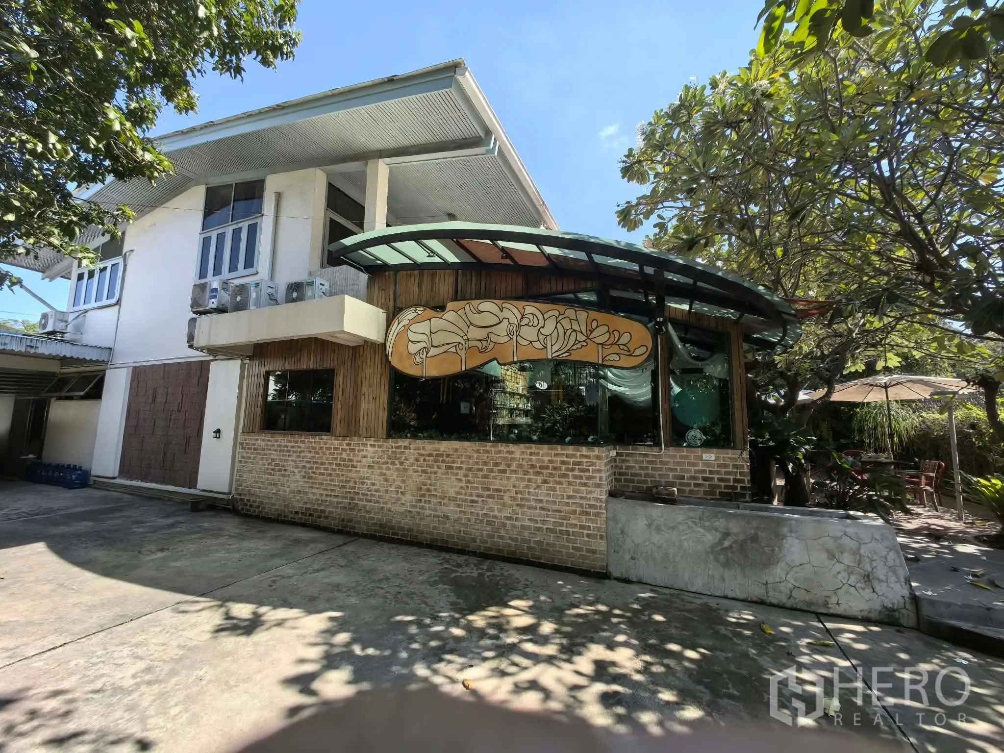 บ้านเดี่ยว for rent in Watthana, Bangkok - ด้านหน้าบ้านมีอาคารกระจกทรงโค้งติดกับตัวบ้านสองชั้น