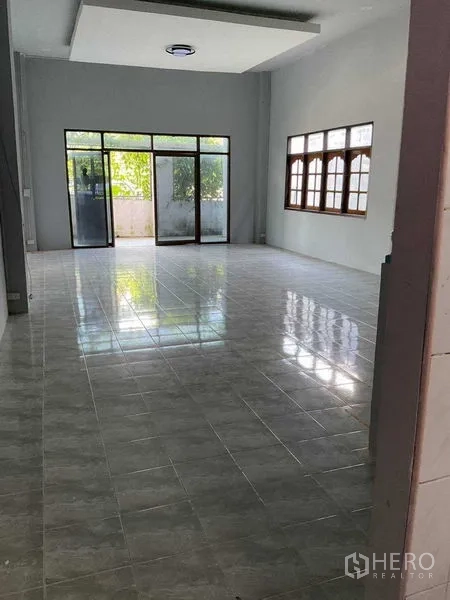 货栈 出租在Sai Noi, Nonthaburi - 宽阔装卸仓段，高挑屋顶与金属滑门，地面开阔。