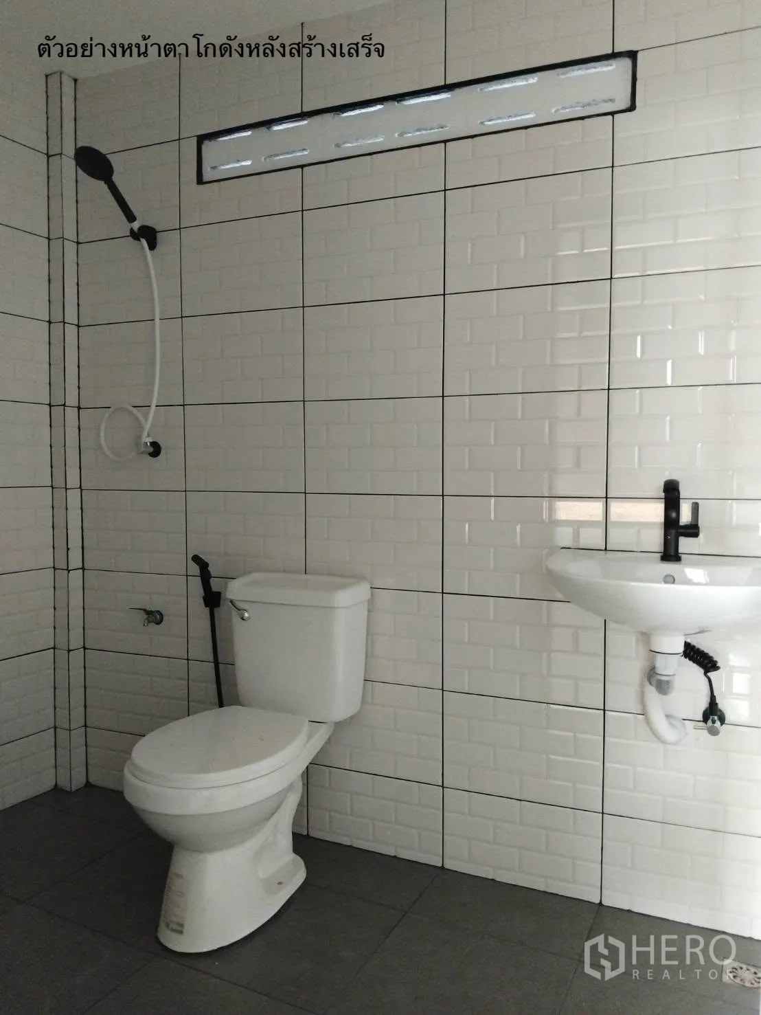 仓库 for rent in Bang Kapi, Bangkok - 仓库内瓷砖卫生间，配坐便、洗手盆和淋浴及通风窗。