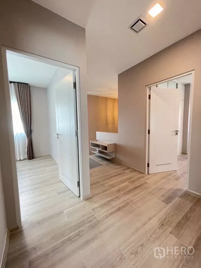 Detached House for rent in Bang Phli, Samut Prakan - Upstairs landing with wood-look floors and doors leading to bedrooms.