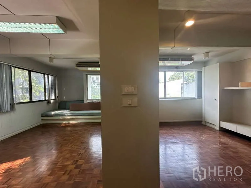 店屋 出租在Khlong Toei, Bangkok - 顶层大房，拼花木地板，双向采光