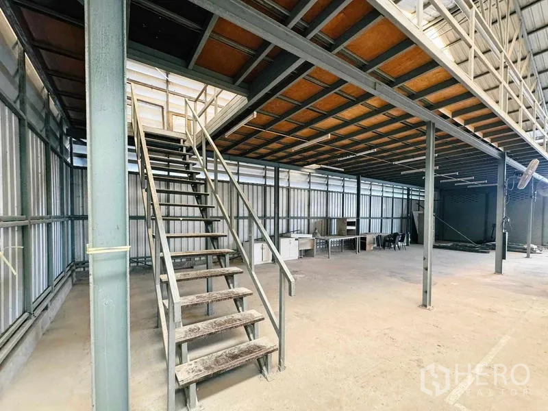 货栈 出租在Din Daeng, Bangkok - 通往夹层的金属楼梯，置于钢桁架屋顶下。