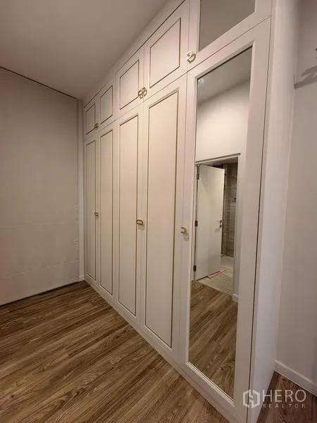 Detached House for rent in Bang Kapi, Bangkok - Built-in white wardrobes with full-length mirror in the dressing area