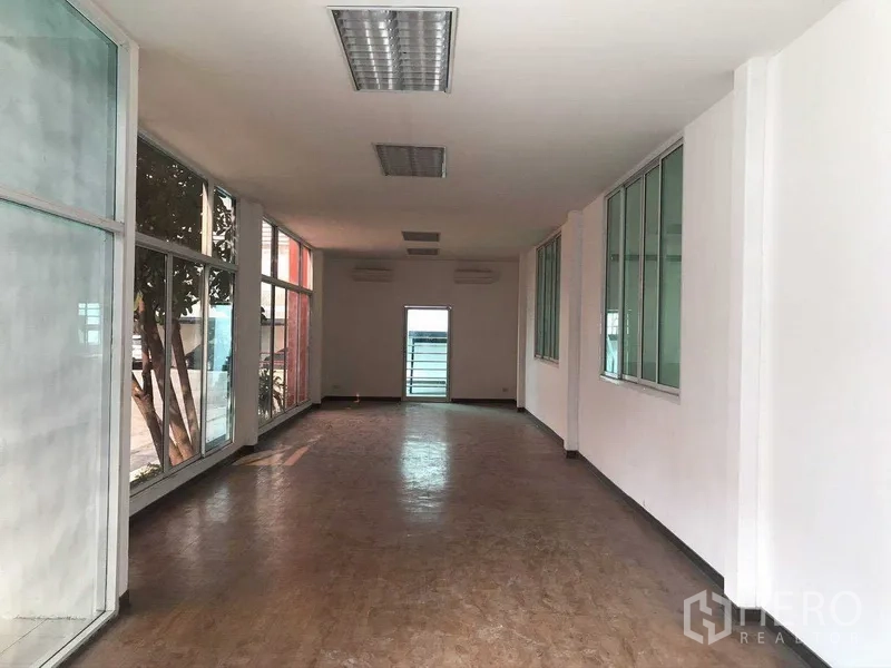 โรงงาน ให้เช่าในSamut Prakan - โถงสำนักงานสว่าง มีหน้าต่างกระจกเต็มบานสองฝั่ง