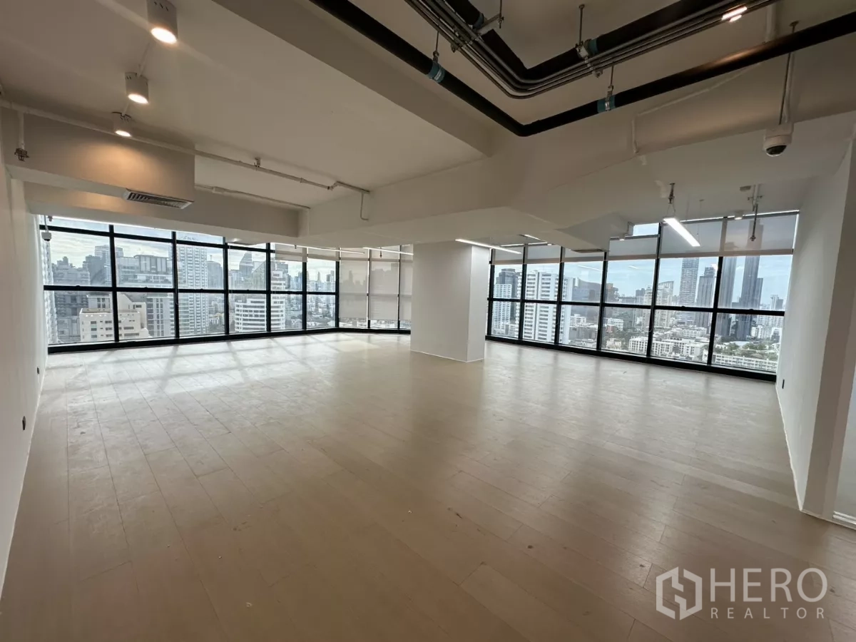 Office Space for rent in Watthana, Bangkok - Expansive open-plan office with wraparound windows and skyline panorama.