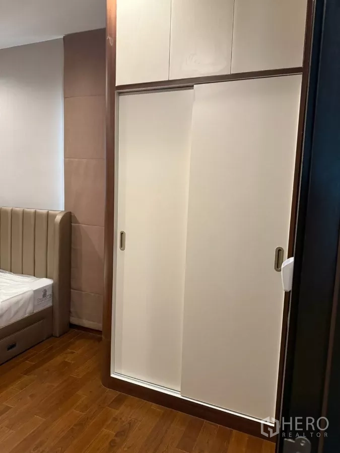 Detached House for rent in Bang Phli, Samut Prakan - Sliding-door wardrobe with overhead cabinets in a bedroom