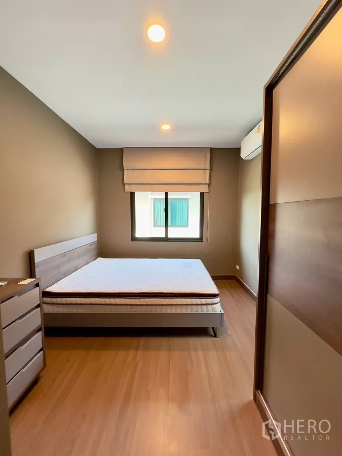 Detached House for rent in Samut Prakan - Bright bedroom with bed, chest of drawers and sliding wardrobe.