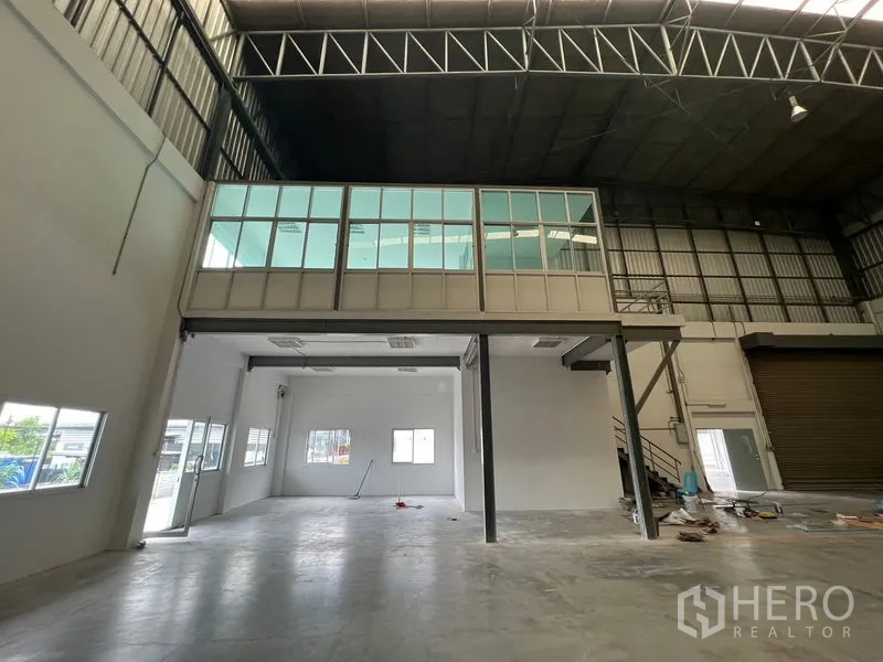 货栈 出租在Lat Krabang, Bangkok - 夹层玻璃办公室俯瞰库区，旁设楼梯与卷闸门。